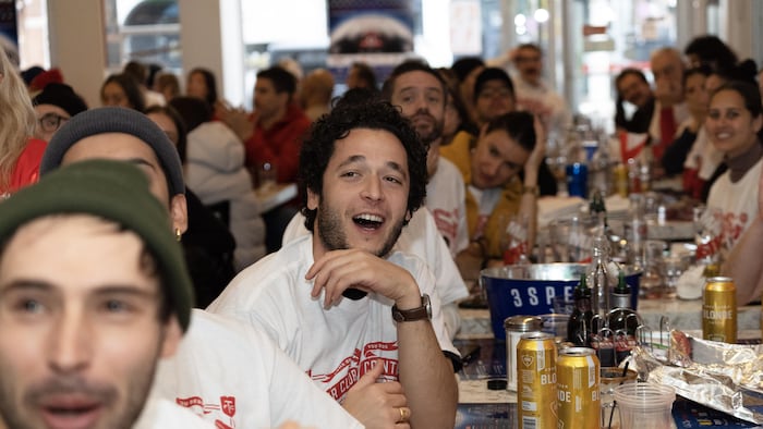 Les supporters réagissent au but marqué par la Croatie alors qu’ils encouragent le Canada lors de leur match contre la Croatie à la Coupe du monde de la FIFA à Toronto, au Canada, le 27 novembre 2022.