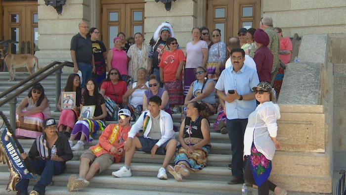 Des manifestants de la Première Nation Muskoday sur les marches du Palais Législatif de la Saskatchewan.