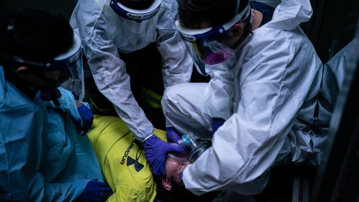 Les ambulanciers tentent de sauver une victime de surdose.