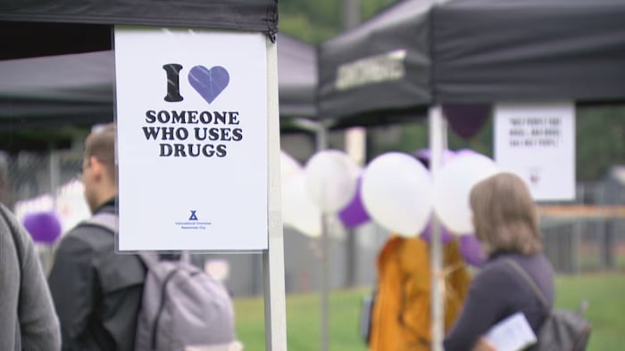 Une pancarte blanche lors d'une formation à la N
naloxone à New West qui dit : « J'aime quelqu'un qui consomme de la drogue », mais l'amour est représenté par un cœur violet.