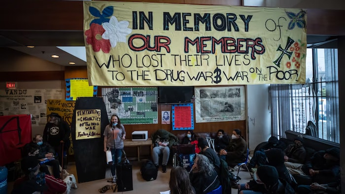 Un rassemblement pour les personnes mortes à la suite d'une overdose présumée de drogues illicites a lieu à Vancouver le 9 février 2022.