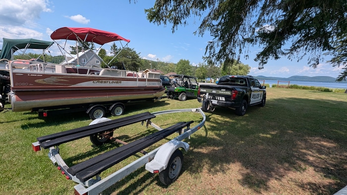 Une remorque à bateau accrochée au camion de la Sûreté du Québec
