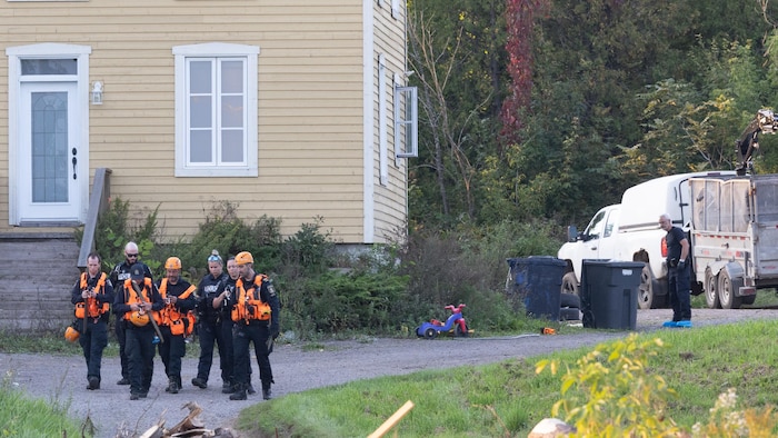 Des experts policiers travaillent sur une scène de crime.