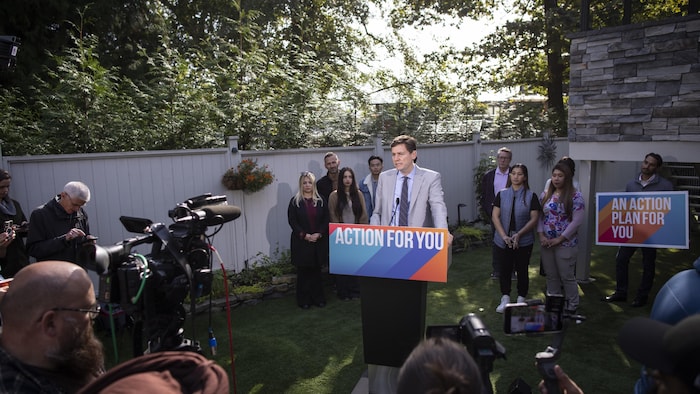 A political chef presents his platform in a candidate's yard in the media presence.