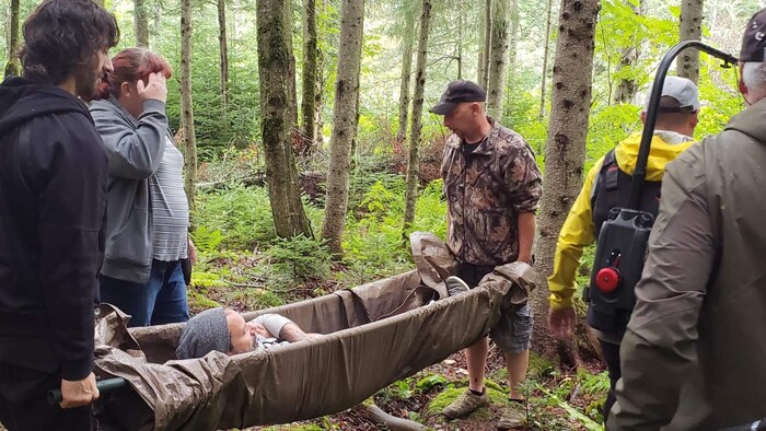 Des survivalistes québécois en forêt.