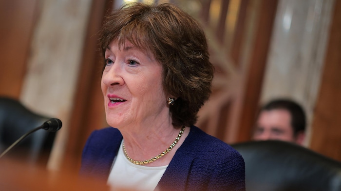 Susan Collins regarde devant elle en souriant