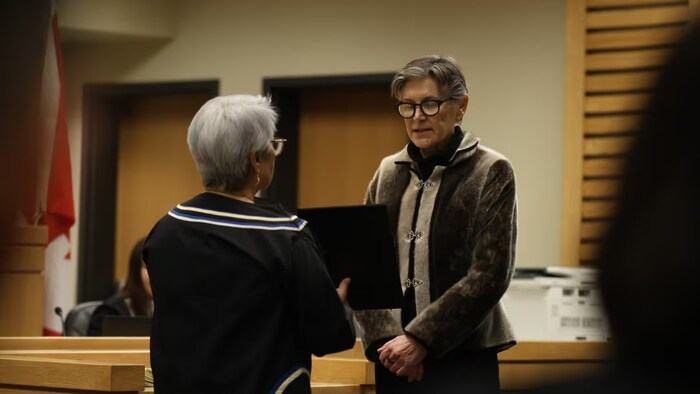 La nouvelle juge en chef du Nunavut, Susan Cooper, devant Eva Aariak, la commissaire du Nunavut, lors de la cérémonie officielle d'assermentation de Mme Cooper à Iqaluit, le 24 janvier.