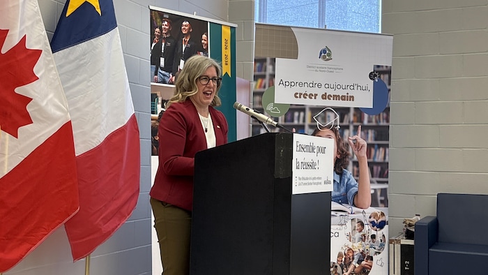 Susan Holt devant un pupitre.