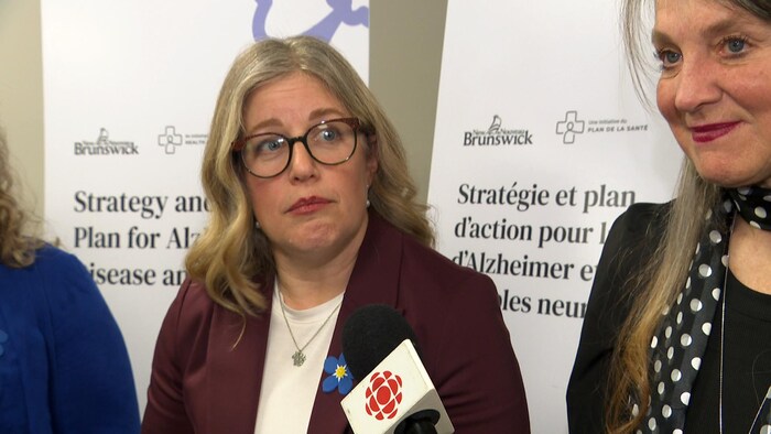 Susan Holt donne une conférence de presse.