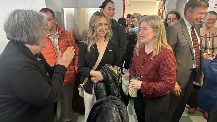 Une photo de Susan Holt à l'intérieur de la clinique communautaire. 