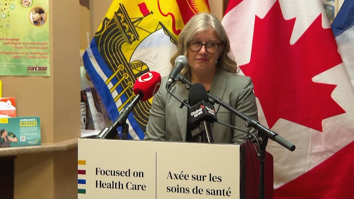 Susan Holt donne une conférence de presse.