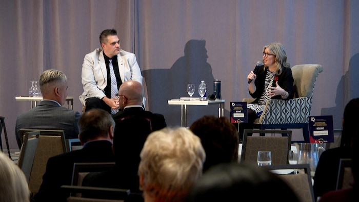 Susan Holt et Yan Plante sur scène devant plusieurs personnes.