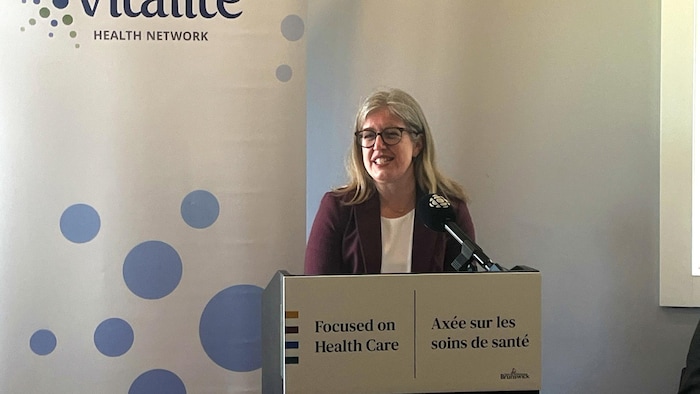 Susan Holt prononce une allocution.