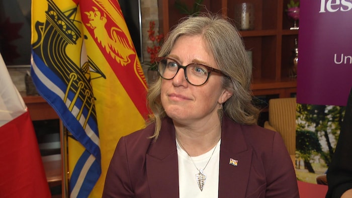 Susan Holt répond à des questions de journalistes.