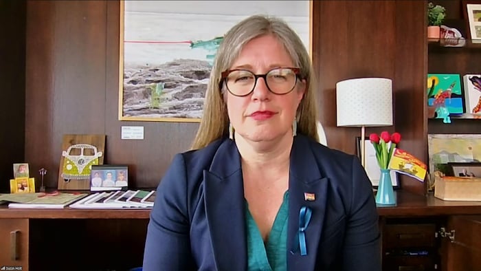 Susan Holt en entrevue. 