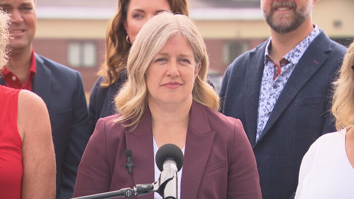 Une photo de Susan Holt lors de son annonce, entourée de candidats libéraux. 