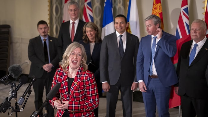 Susan Holt répond aux journalistes. Derrière elle se trouvent le premier ministre du Nunavut, P.J. Akeeagok, le premier ministre des Territoires du Nord-Ouest, R.J. Simpson, la première ministre de l'Alberta, Danielle Smith, la première ministre du Manitoba, Wab Kinew, le premier ministre de la Nouvelle-Écosse, Tim Houston et le premier ministre de l'Ontario Doug Ford à Washington, le 12 février.