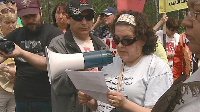 Susan Levi-Peters tient un mégaphone durant une manifestation.