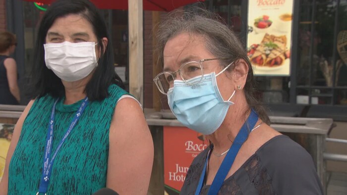 Nasa labas si Susan Madden na naka-mask kasama ang isang babae.