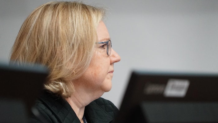 Susan Stevenson écoute attentivement lors d'une réunion du conseil municipal.