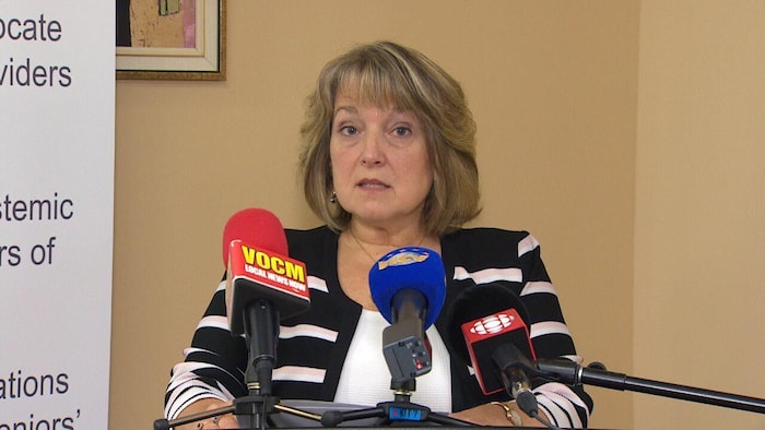 Susan Walsh assise en conférence de presse devant des micros de plusieurs médias locaux.