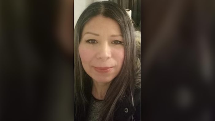 Une femme d'origine mexicaine avec les cheveux et les yeux bruns.