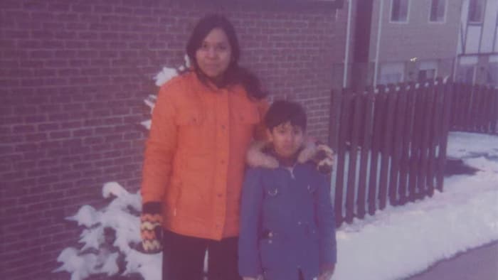 Susheel Gupta, jeune, et sa mère.