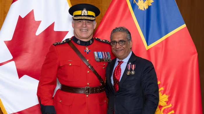 Susheel Gupta reçoit une médaille.