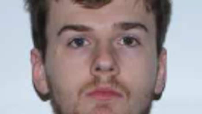 Édouard Côté, 21 ans, de Sherbrooke, est recherché par la Sûreté du Québec en lien avec l’homicide de Junior Mouckagni Bouelili.