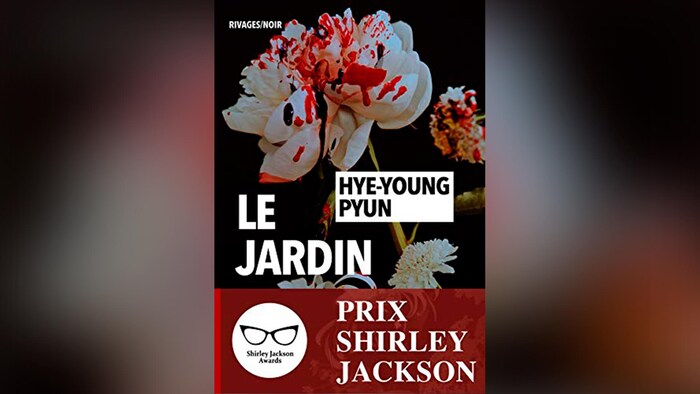 Le jardin est le quatrième roman de l'écrivaine Hye-Young Pyun traduit en français. On aperçoit sur la couverture des fleurs tâchées de sang.