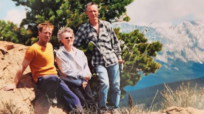 Allen Cisna, à gauche, sur une photo avec Lyle Cisna, à droite, et leur mère. 