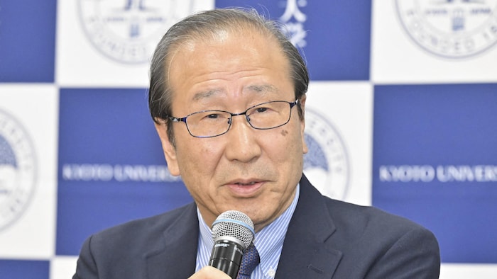 Susumu Kitagawa parle, assis, en conférence de presse.