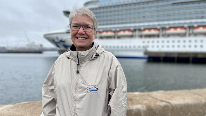 Suzanne Cassista sourit devant le Caribbean Princess.