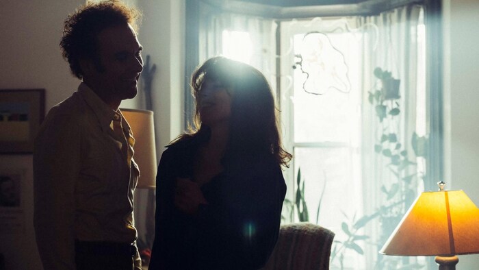 Un homme et une femme se regardent.
