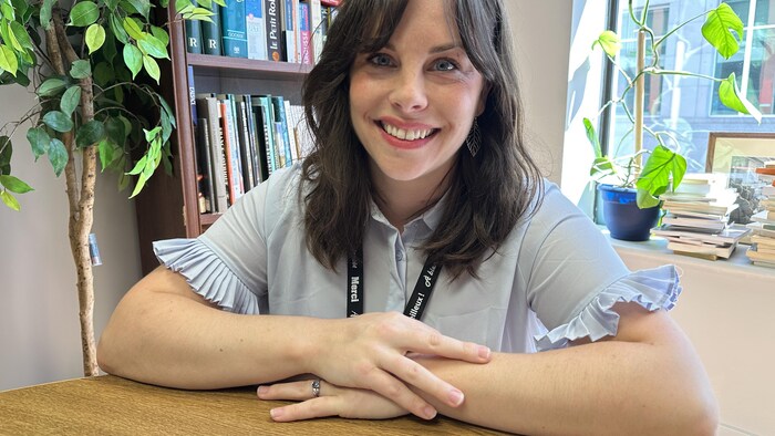 Suzanne Robillard, devant des livres.