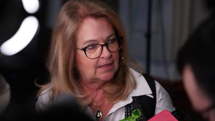Suzanne Roy en mêlée de presse.
