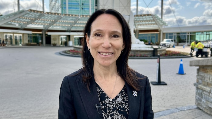 La députée devant le Centre des congrès du Casino du Lac-Leamy.