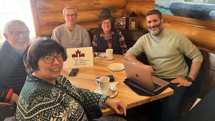 Suzette Montreuil, Bob Bromley et Lois Little, ainsi que deux autres personnes, sont assis à une table.
