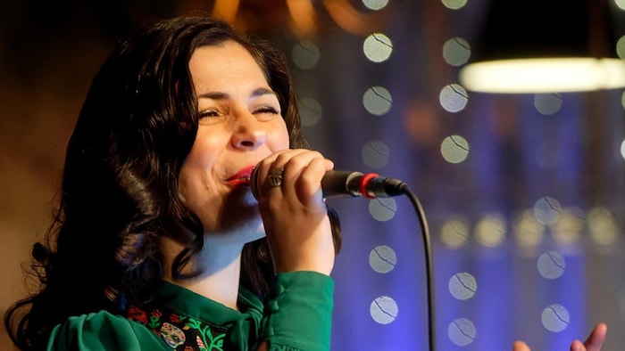 Suzi Silva est une fadiste montréalaise qui chante du fado en français et en portugais.