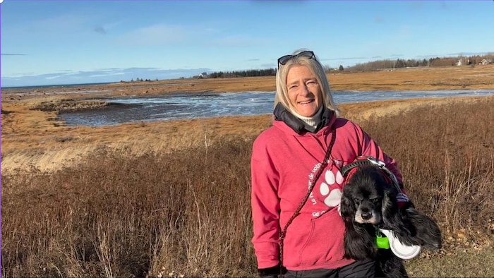 Suzie Légaré et son chien.