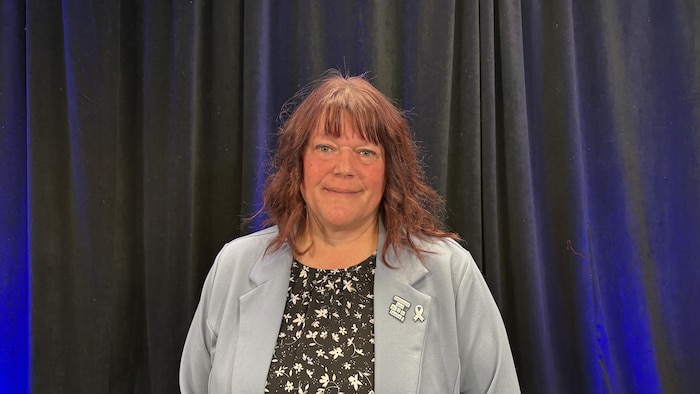Suzie Levasseur sourit devant la caméra