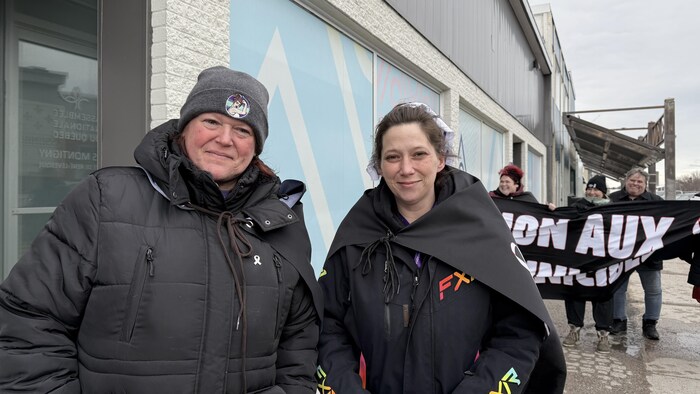 Suzie Levasseur et Mylène Beaulieu posent devant la caméra. 