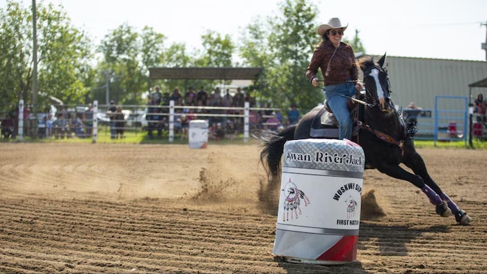 Une cavalière en pleine action lors de la finale du Swan Valley Jackpot dans le cadre du rassemblement « Rally for the Valley ».