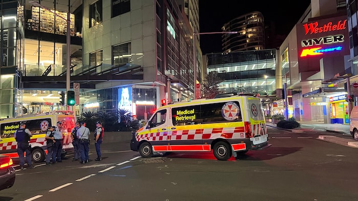 Des policiers et des ambulanciers à l'extérieur du centre commercial où a eu lieu l'attaque.