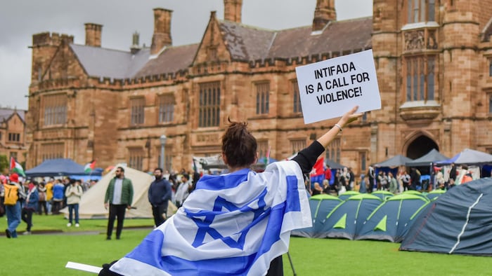 Une manifestante pro-Israël fait face au campement propalestinien devant l'université de Sydney, en Australie, le 3 mai 2024.