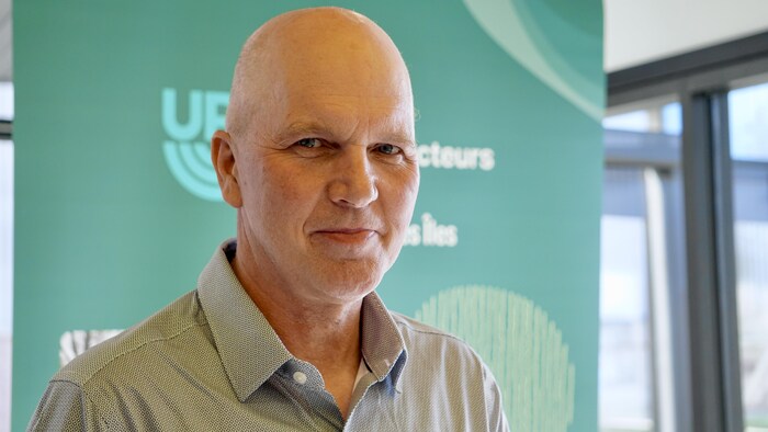 Sylvain Arbour sourit légèrement.