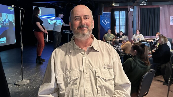 Un homme dans une salle. 