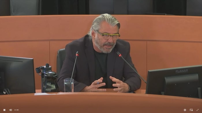 Sylvain Cloutier, ancien cadre à la SAAQ, en train de témoigner lors de la Commission Gallant.