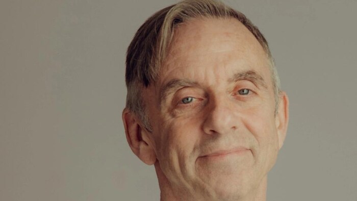 Portrait du chorégraphe souriant.