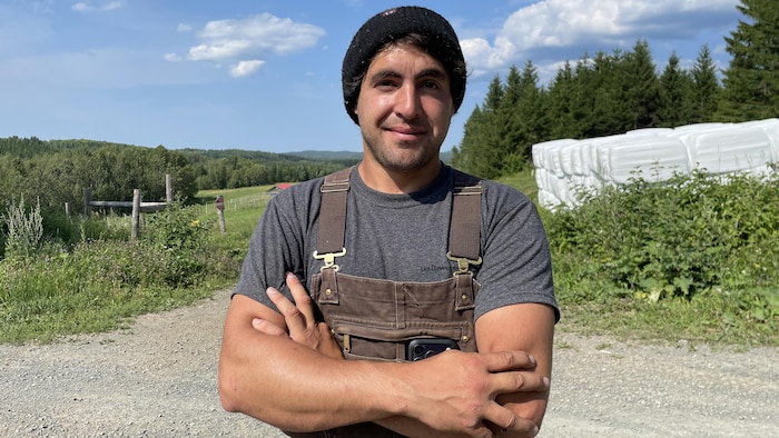 Portrait de Sylvain Henrie devant son champ.